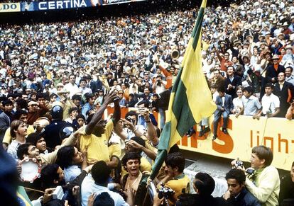 A camiseta da seleção brasileira, amarelo canário, combinava com o dourado do troféu Jules Rimet —que depois foi substituído pela Copa que conhecemos—, mas os telespectadores não puderam ver esses tons até a Copa do México, em 1970, a primeira a ser transmitida em cores. Uma ótima novidade para apreciar o belo jogo do Brasil de Pelé, que ganhou da Itália por 4 x 1.