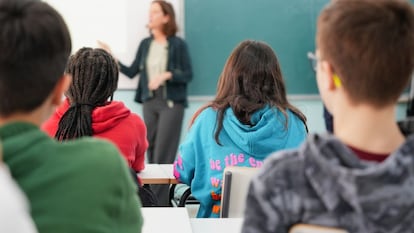 Estudiantes recibiendo educación financiera de voluntarios de empleados de banca.