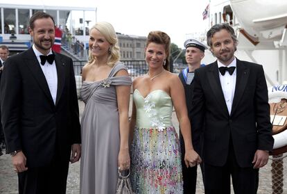 Hakkon de Noruega es uno de los grandes amigos de la princesa Victoria. Está presente en la boda con su esposa, Mette-Marit y su hermana Marta Luisa, que asiste con su marido Ari Behn