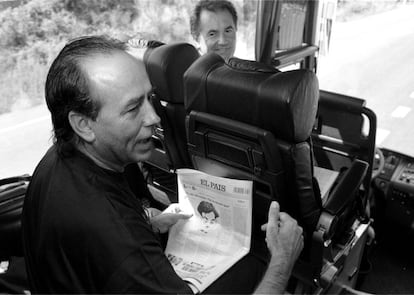 Serrat con un ejemplar de El PAÍS, junto a Víctor Manuel, en un autocar, durante la gira en la que compartían escenario también Ana Belén y Miguel Ríos.