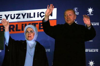 Erdogan junto a su esposa Emine saludaban a sus seguidores tras los resultados electorales, este lunes en Ankara.