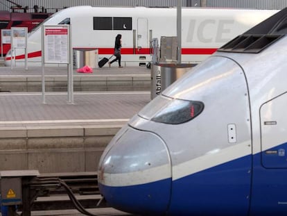 Un tren de alta velocidad franc&eacute;s de Alstom, en primer plano, y un ICE alem&aacute;n fabricado por Siemens. 