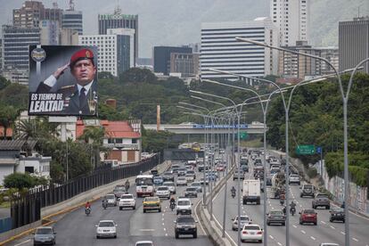 La imagen del expresidente venezolano Hugo Chávez, en una autopista de Caracas.