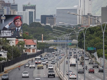 La imagen del expresidente venezolano Hugo Chávez, en una autopista de Caracas.