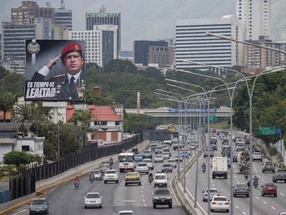 La imagen del expresidente venezolano Hugo Chávez, en una autopista de Caracas.