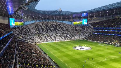 El fondo sur del nuevo estadio del Tottenham, con un tifo en el que se lee el lema del equipo: Atreverse es lograrlo. Encima de la grada puede verse el escudo del equipo esculpido en bronce.