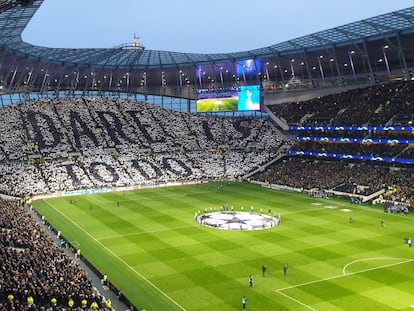 El fondo sur del nuevo estadio del Tottenham, con un tifo en el que se lee el lema del equipo: Atreverse es lograrlo. Encima de la grada puede verse el escudo del equipo esculpido en bronce.