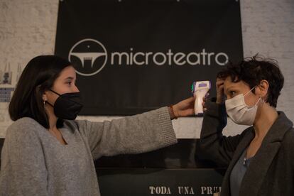 Toma de temperatura a la entrada de las funciones en Microteatro Por Dinero , Madrid.