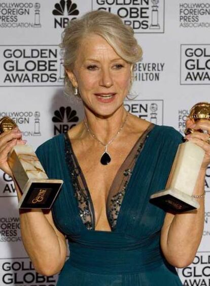 Helen Mirren posa con sus dos Globos de Oro como mejor actriz por <i>The Queen</i> y <i>Elizabeth I.</i>