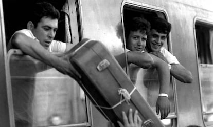 Jornaleros rumbo a la vendimia francesa, a principios de los ochenta en Sevilla, en la Estación de Córdoba.