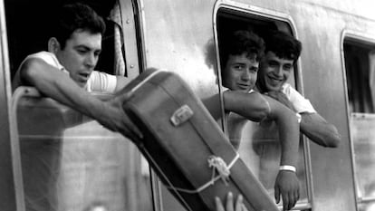 Jornaleros rumbo a la vendimia francesa, a principios de los ochenta en Sevilla, en la Estación de Córdoba.