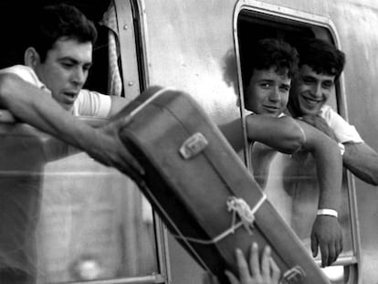 Jornaleros rumbo a la vendimia francesa, a principios de los ochenta en Sevilla, en la Estación de Córdoba.