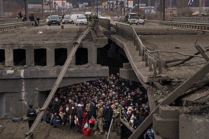 Residentes ucranianos se resguardan bajo un puente destruido mientras intentan huir cruzando el río Irpin en las afueras de Kiev, Ucrania, el 5 de marzo de 2022.