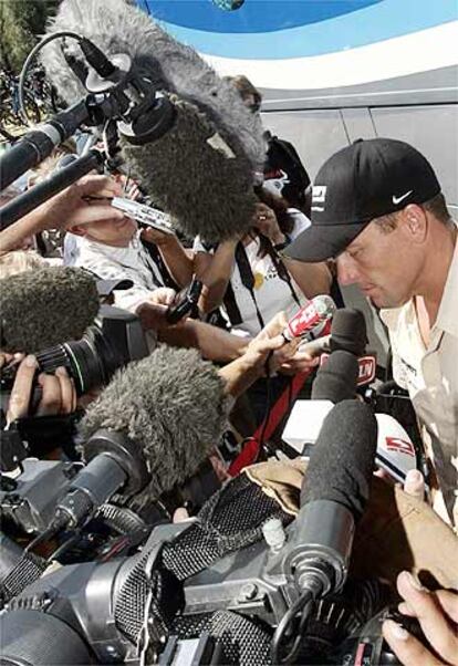 Lance Armstrong atiende a los medios al acabar la decimoquinta etapa del Tour 2006.