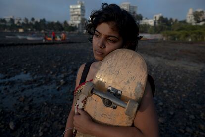 La fotógrafa italiana Chantal Pinzi participa en el festival con un trabajo en el que muestra cómo, a pesar de los prejuicios y las amenazas, algunas mujeres jóvenes en la India se han rebelado haciendo equilibrios sobre una tabla de ‘skate’, y han transformado el monopatín en una forma de resistencia contra el patriarcado. En la imagen, Shruti Bhosle, de 20 años y primera mujer patinadora de Bombay.