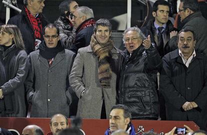 El presidente del Mirandés, Ramiro Revuelta y el presidente del Athlétic de Bilbao, Josu Urrutia