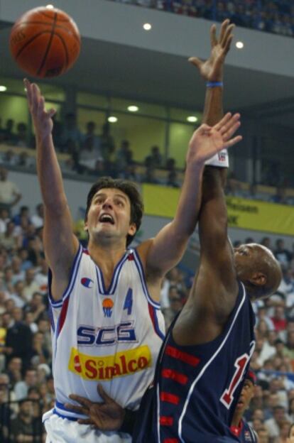 Bodiroga, durante un amistoso entre Serbia y EE UU en 2004.