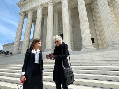 Lynn Goldsmith (derecha) posa con su abogada Lisa Blatt en las escaleras del Tribunal Supremo de EE UU el 12 de octubre de 2022.