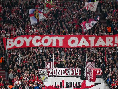 Seguidores del Leipzig Red Bull (fútbol) sostienen un cartel animando a boicotear el mundial de Qatar, el pasado 9 de noviembre, en Leipzig.