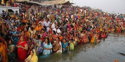 Devotos indianos rezam ao deus Sol nas águas do rio Yamuna, em Allahabad (Índia)