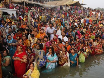 Devotos indianos rezam ao deus Sol nas águas do rio Yamuna, em Allahabad (Índia)