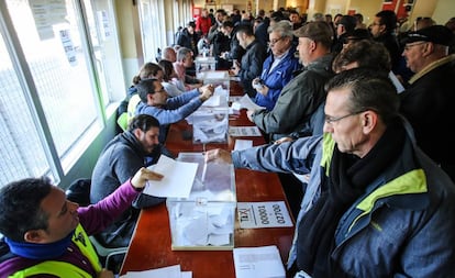 Los taxistas votan para decidir si continúan con la huelga en Madrid, el pasado 5 de febrero.