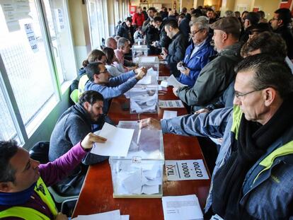 Los taxistas votan para decidir si continúan con la huelga en Madrid, el pasado 5 de febrero.