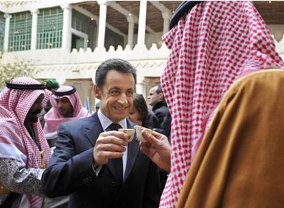 El presidente francés, Nicolas Sarkozy, brinda con una taza de café con el príncipe saudí, Bin Abdul Aziz, durante su visita al palacio del rey Abdul Aziz.