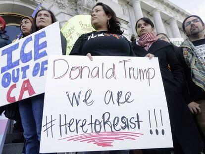 Manifestaci&oacute;n en San Francisco contra Donald Trump, en enero. El cartel de la izquierda dice &quot;polic&iacute;a de inmigraci&oacute;n fuera de California&quot;. 