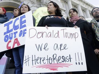 Manifestaci&oacute;n en San Francisco contra Donald Trump, en enero. El cartel de la izquierda dice &quot;polic&iacute;a de inmigraci&oacute;n fuera de California&quot;. 