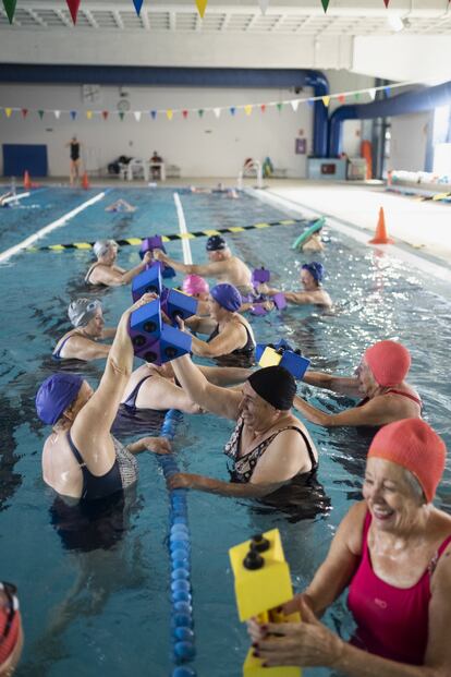 Las plazas en el grupo de aquagym de La Mina están muy solicitadas, tienen una lista de espera de 35 personas