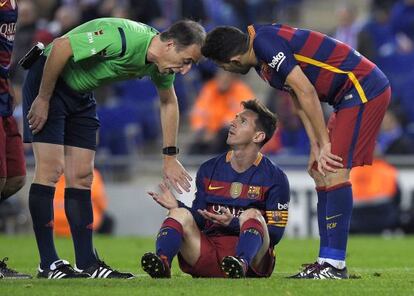 Fern&aacute;ndez Borbal&aacute;n junto a Messi y Munir. 