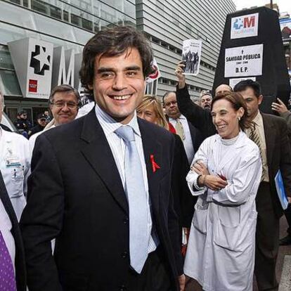 Juan José Güemes, en una visita a un hospital.