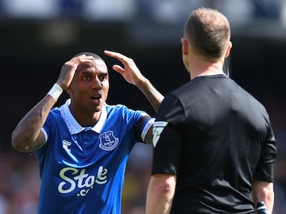 Ashley Young, del Everton, protesta al colegiado Stuart Attwell.