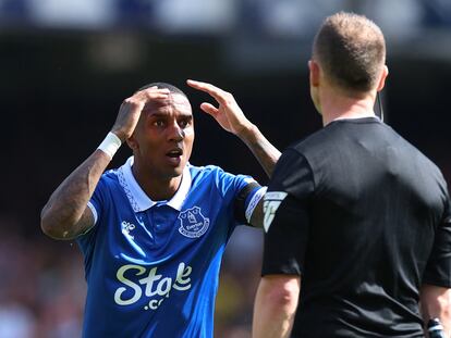 Ashley Young, del Everton, protesta al colegiado Stuart Attwell.