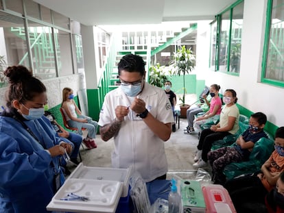 Un trabajador de salud prepara una dosis para vacunar niños en Ciudad de México, en julio de 2022.