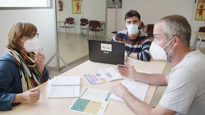 El abandono escolar en el colegio del bario es del 99%. El trabajo de servicios sociales y de los educadores es clave para evitar en la medida de lo posible que los alumnos abandonen las clases. "A los menores, las menores... siempre les da un click. Hay un cambio de mentalidad que, desgraciadamente, llega tarde en estos barrios o en estos contextos y es el de 'debería haber estudiado, debería haber hecho otras cosas...", explica Álvaro López, educador social del EOE Poniente Villarrubia. En la imagen desde la izquierda, María Alonso, educadora del Ayuntamiento; Álvaro López, educador de ADSAM y Manuel Ríos, educador social del EOE Poniente-Villarrubia.