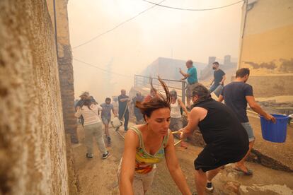 Vecinos de Añón de Moncayo (Zaragoza) luchan contra las llamas del incendio registrado este mes de agosto.