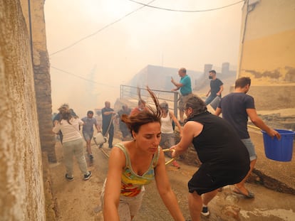 Vecinos de Añón de Moncayo (Zaragoza) luchan contra las llamas del incendio registrado este mes de agosto.