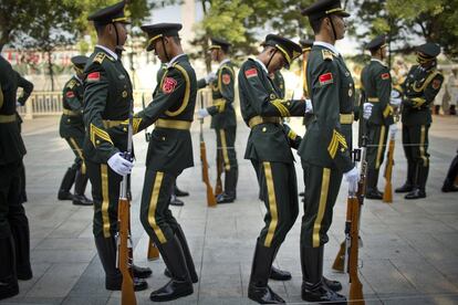 Miembros de la guardia de honor chinos se ajustan sus uniformes en Pekín, China.