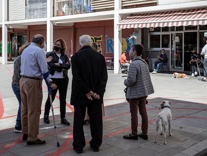 Ada Colau conversa con vecinos del barrio de La Pau de Barcelona, el viernes.