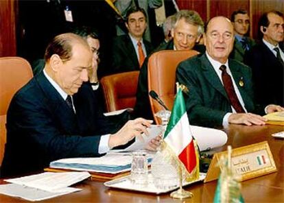 El primer ministro italiano, Silvio Berlusconi (izquierda), y el presidente francés, Jacques Chirac, ayer durante la cumbre euromagrebí en Túnez.