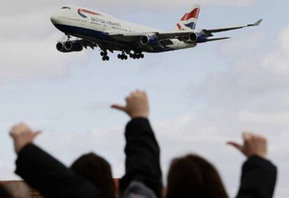 Pasajeros abuchean en Londres a un avión de British Airways
