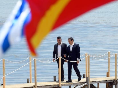 Tsipras (derecha) y Zaev, este domingo en la ribera macedonia del lago Prespa.