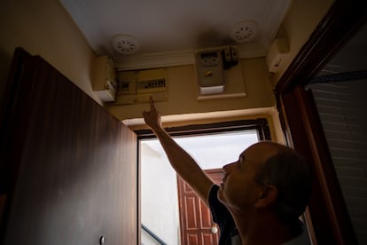 Un vecino señala el cuadro electrico de una vivienda de El Cerro del Moro, en una imagen de 2022.