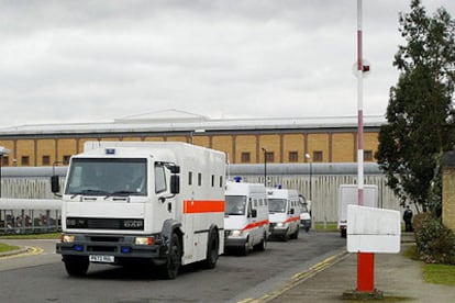Coches celulares salían ayer de la cárcel de Belmarsh, donde estaba recluido Abu Qutada acusado de terrorismo.