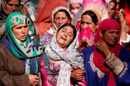 Una mujer llora mientras observa el cadáver de Tamsheel Ahmad Khan, un civil que murió durante los enfrentamientos entre manifestantes y las fuerzas de seguridad indias, durante su funeral en la aldea de Vehil, en el distrito de Shopian de Cachemira.