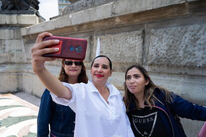 La polémica alcaldesa de la delegación Cuauhtémoc Sandra Cuevas se toma una fotografía con dos seguidoras, durante el evento.