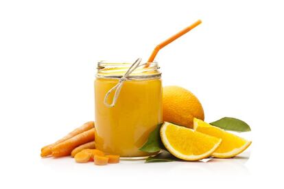 <p>No, en mayúsculas. Por muy de moda que estén y por mucho que los hayan erguido como la cara de lo saludable, la experta deja claro que "<strong>un zumo de frutas nunca será igual a una fruta entera</strong>".</p> <p>"Cuando ingerimos una fruta entera tenemos nuestro cuerpo debe sacar el azúcar de una matriz muy rica en fibra, para lo que usamos nuestras enzimas digestivas. Si le damos el trabajo ya hecho a nuestro estómago, el aparato digestivo no tendrá que trabajar apenas y el azúcar pasará rápidamente al torrente sanguíneo, provocando <strong>una subida brusca de los niveles de glucosa en sangre</strong>".</p> <p>Por cierto, <a href="https://elpais.com/elpais/2018/03/20/buenavida/1521546831_581407.html" target="_blank">tampoco sirven de 'detox' y además engordan</a>. </p>