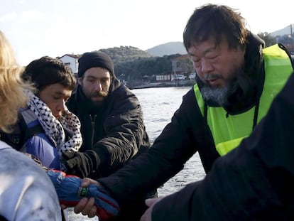 Ai Weiwei ayuda a refugiados en la isla de Lesbos esta semana. 